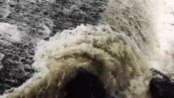 Descarga de inundação, torrencial cachoeira em execução . — Vídeo de Stock