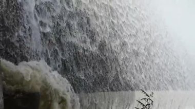 Şiddetli şelale ve sprey baraj, dağ Tai shan.
