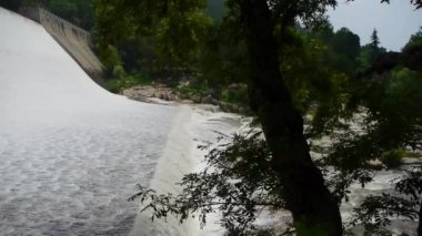Şiddetli şelale ve sprey baraj, dağ Tai shan.