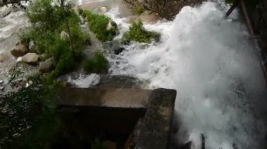 Şiddetli şelale sel deşarj çalıştıran,