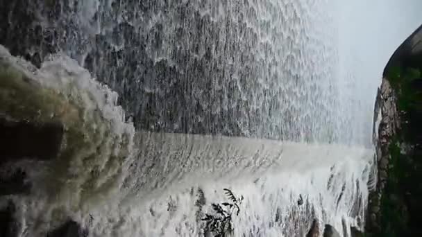 Záplava vybíjení, přívalové vodopád běží. — Stock video