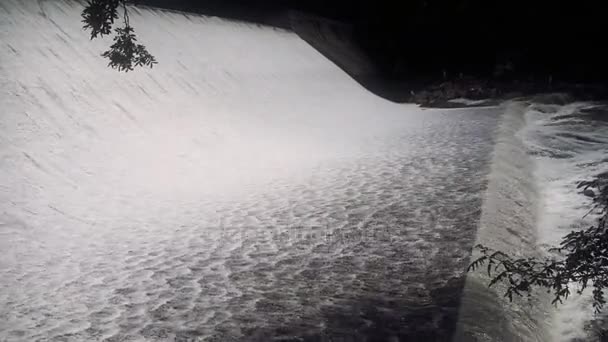土砂降りの滝・ ダム、山 Tai シャン族からスプレー. — ストック動画