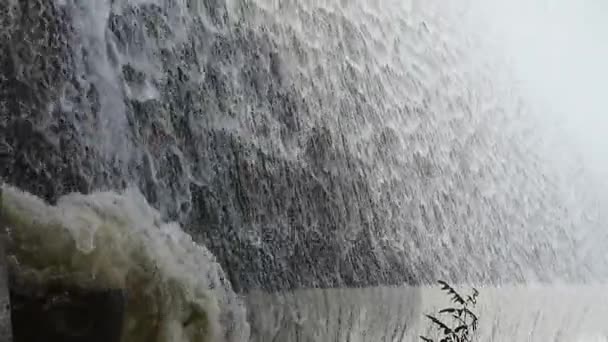 Onstuimige Waterval Spray Van Dam Berg Tai Shan — Stockvideo