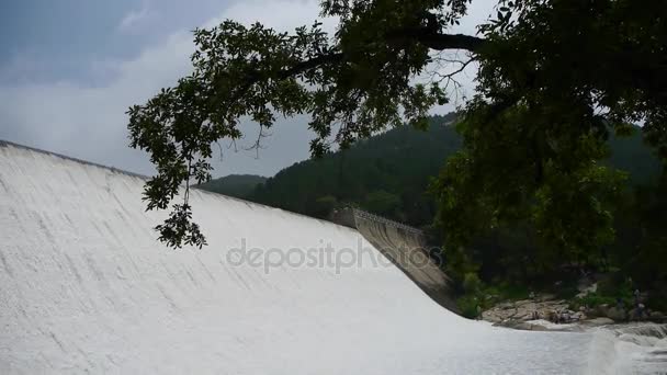 Sintflutartiger Wasserfall & Gischt von Staudamm, Berg-Tai-Shan. — Stockvideo