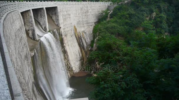 Häftiga vattenfall & spray från dammen, berget Tai-shan. — Stockvideo
