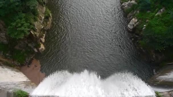 Проливний водоспад & спрей від греблі, гірські Тай Шаню. — стокове відео