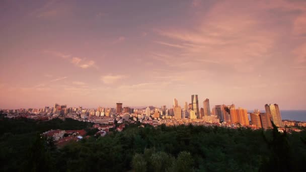 Bagliore tramonto della Cina skyline urbano, QingDao (tsingtao ). — Video Stock