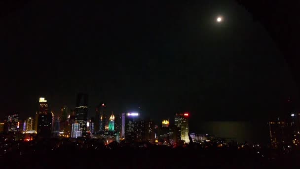 Luna que sube sobre skyline urbano, china QingDao (tsingtao ). — Vídeo de stock