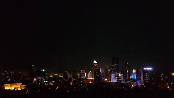 Scena nocy miejskiego, nowoczesnego miasta. — Wideo stockowe
