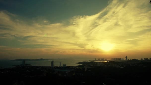 Timelapse nuvens por do sol, à beira-mar horizonte urbano & floresta . — Vídeo de Stock