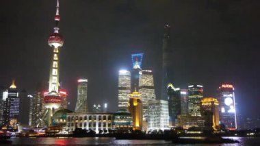 12 Ekim, 2017:Shanghai bund gece, Lujiazui ekonomik Merkezi, Huangpu Nehri nakliye meşgul.