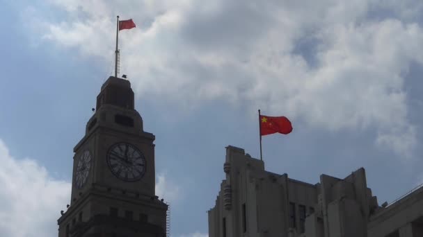 Shanghai bund, edificio de la vieja ciudad de negocios y bandera roja . — Vídeo de stock