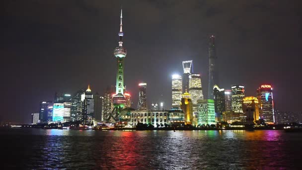 Shanghai night skyline, Lujiazui economic hub, Free trade zone, busy Huangpu River — стоковое видео