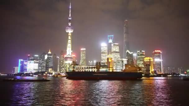 Οκτ 17, 2017:time λήξη μεγάλο πλοίο περνώντας Shanghai Pudong Lujiazui οικονομικών κέντρο το βράδυ — Αρχείο Βίντεο