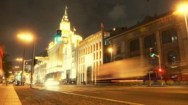 Gece, eski kafalı iş binanın Shanghai bund trafik.