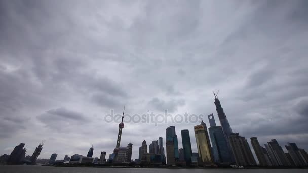 Ώρα λήξη Σαγκάη & φέρουν σύννεφο, Lujiazui οικονομικών κτίριο, στον ποταμό huangpu. — Αρχείο Βίντεο