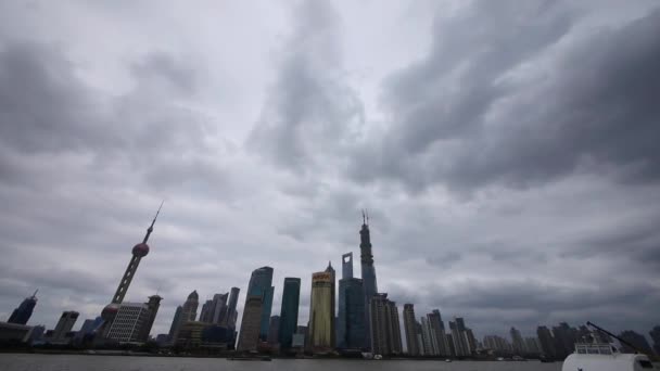 Панорама Шанхая Bund, Pudong Lujiazui бизнес-здание, Хуанпу реки . — стоковое видео