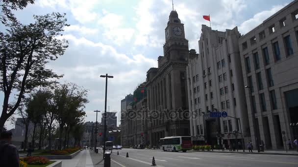Shanghai bund tráfico, viejo edificio de negocios . — Vídeo de stock