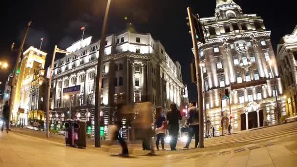 Zeitraffer Shanghai Bund Verkehr & Menschensilhouette in der Nacht, Fischauge. — Stockvideo