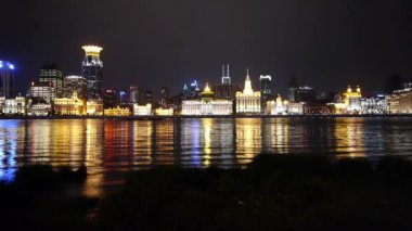 gece, ışıklar yapı tarzı eski pudong Shanghai Bund görünümünden yansıtmak Nehri