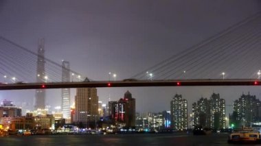 Timelapse, nehirde, deniz köprü üzerinden parlak kentsel nakliye meşgul bina.