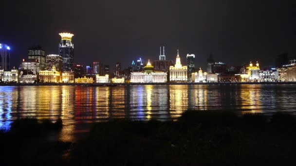 Nézd meg Shanghai Bund pudong éjjel, régi stílusú épület fények tükrözik folyó — Stock videók