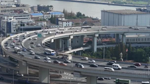 Nahaufnahme der städtischen Überführung Verkehrsknotenpunkt, Shanghai Skyline, überfüllte Straße. — Stockvideo