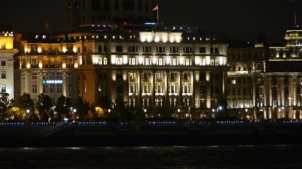 Shanghai bund oude Europese stijl gebouw & rode vlag 's nachts. — Stockvideo