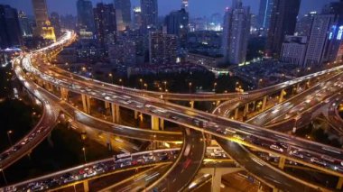 Zaman aşımı, trafik ışıkları gece Şangay üstgeçit köprüsündeki araçları takip ediyor