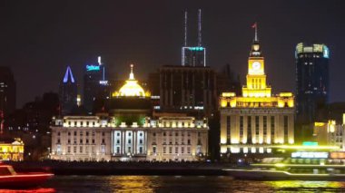 Zaman aşımı, parlak ışıklı gemiler gece Şangay Bund 'da geziniyor, eski bina.