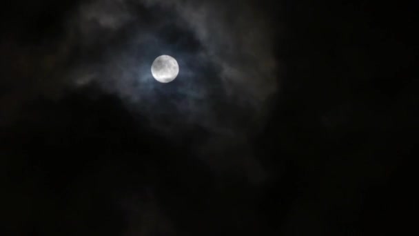 Zeitraffer, Vollmond am bewölkten Himmel, Nachtflug über Wolken. — Stockvideo