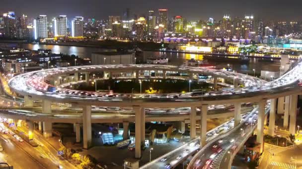 夜の高速道路のインターチェンジで上海交通をタイムラプス. — ストック動画