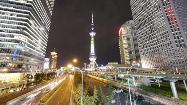 Time lapse, stadsverkeer & stedelijke economie wolkenkrabber 's nachts, shanghai China. — Stockvideo