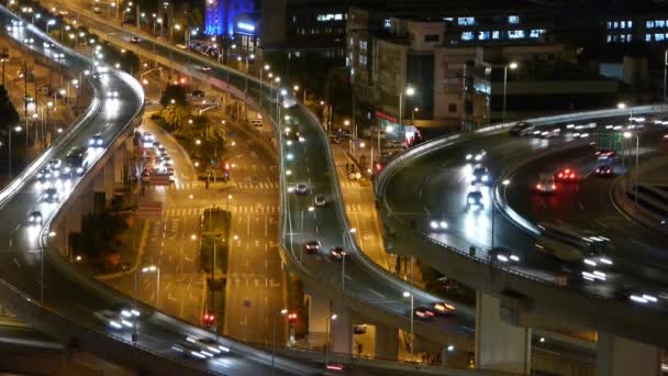 Üstgeçit kavşağındaki kentsel trafiğin gece kapanışı. — Stok video