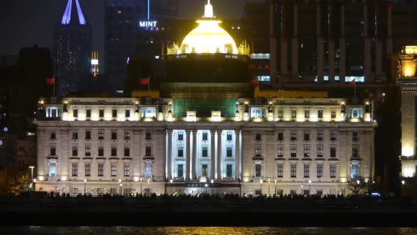 Uitzicht Shanghai Bund van pudong 's nachts, oude stijl gebouw & mensen silhouet. — Stockvideo