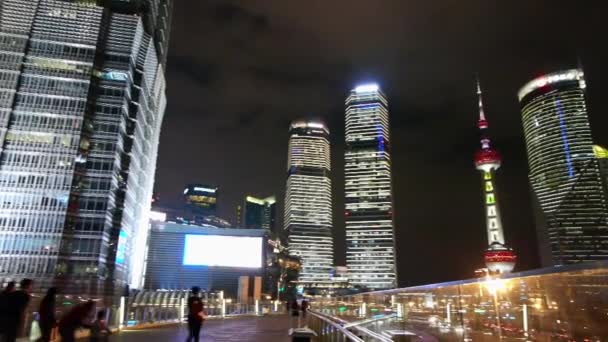 Druk voetgangers, stedelijke wolkenkrabber 's nachts, shanghai porselein. — Stockvideo