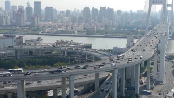 Lapso de tempo, vista aérea do intercâmbio de tráfego urbano, transporte ocupado . — Vídeo de Stock