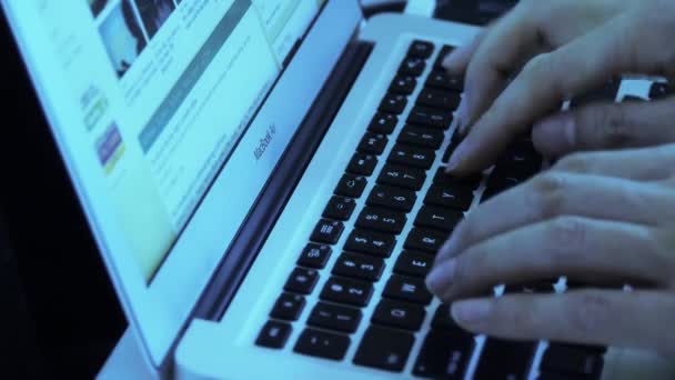 Operador de alfabetización informática, Teclado portátil de escritura, navegar por la web . — Vídeos de Stock