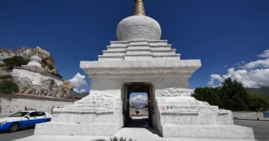 4 k yoğun trafik ve yaya beyaz stupa Lhasa, Tibet üzerinden.