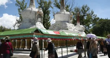 4k tibet insanları dönen Budist dua çarkları, Potala & beyaz stupa.
