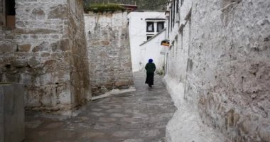 4 bin Tibet kadını ünlü Tibet tapınağı Ihasa drepung 'da yürüyor..
