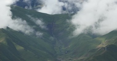 kitle Tibet dağın ve vadi, dünyanın çatısı üzerinde inişli çıkışlı 4k kabarık bulutlar.