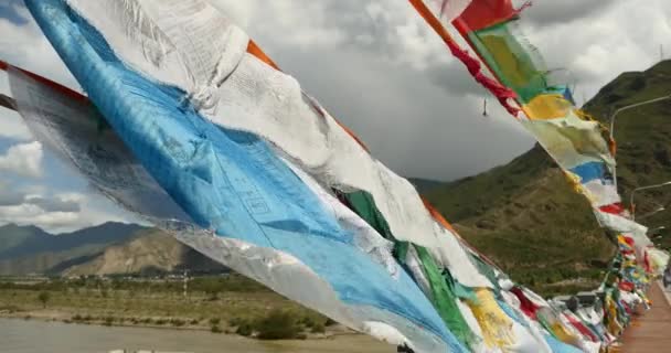 Bandiera di preghiera 4k sul ponte del fiume lhasa, tibet . — Video Stock