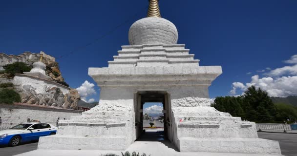 4k geschäftiger Verkehr & Fußgänger durch weiße Stupa in Lhasa, Tibet. — Stockvideo