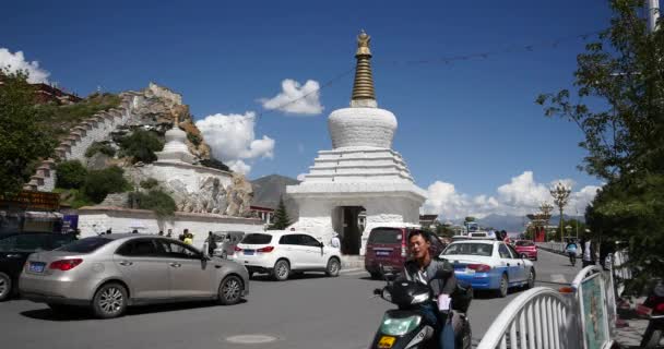 4k geschäftiger Verkehr & Fußgänger durch weiße Stupa in Lhasa, Tibet. — Stockvideo