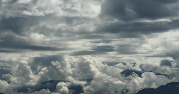 4k puffadt felhők tömeges borulás tibeti hegytetőn & tető-ból világ-völgy. — Stock videók