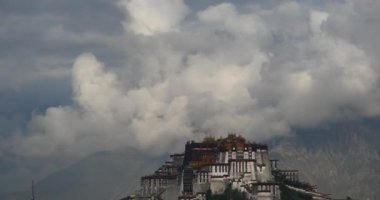 Sabah 4k Potala Sarayı,Lhasa,Tibet.dağlar bulutlarla çevrili.