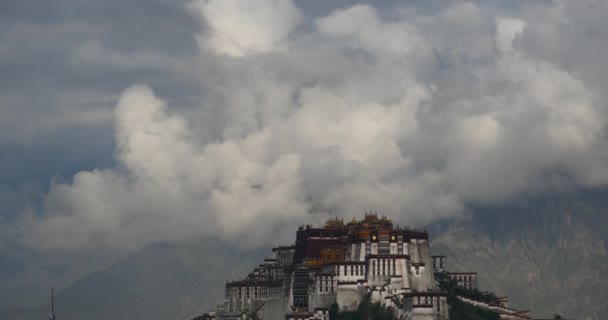 4k Potala paleis in de ochtend, Lhasa, Tibet. bergen omringd door wolken. — Stockvideo