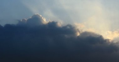 4k Panoramic bulutlu güneş ray gökte uçan karanlık altocumulus bulutlar duman.