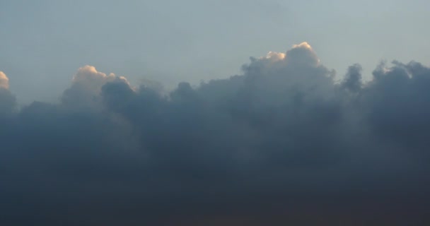 4k Panorâmica de nuvens escuras de altocumulus fumaça voando lentamente no céu nublado . — Vídeo de Stock